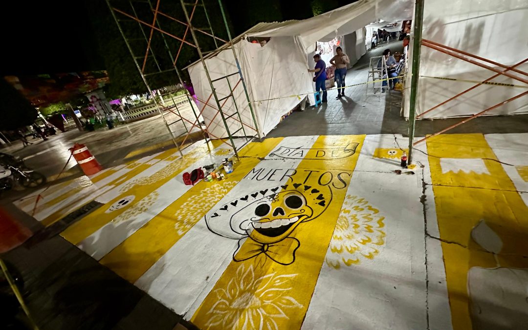 Hacen paso peatonal temático por Día de Muertos en el centro de Silao