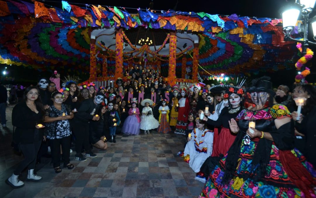 Iluminan el centro de Silao con la impactante procesión de las ánimas
