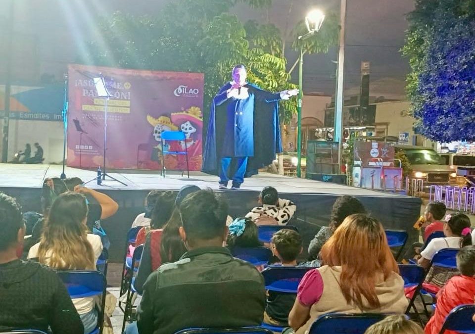 ‘Hechiza’ el cuentaleyendas al público con su espectáculo del primer Festival del Día de Muertos