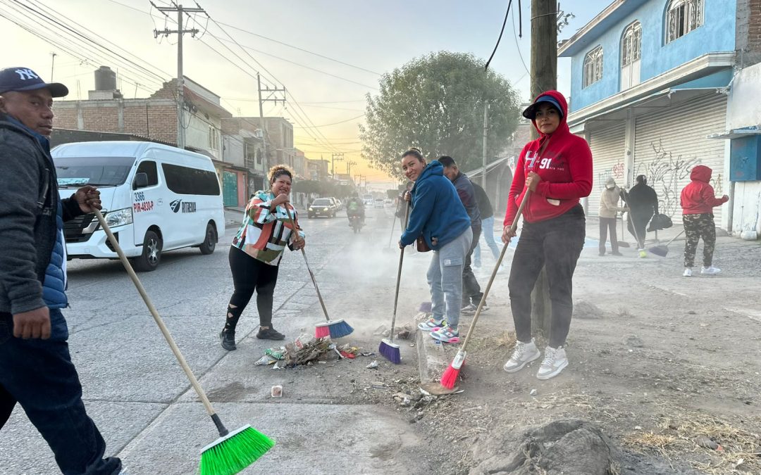 Se suman más de 100 comerciantes a la barrida matutina en prolongación La Paz
