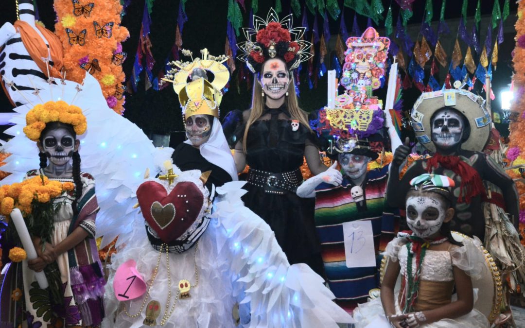 Condecora Melanie a ganadoras y ganadores del concurso de Catrinas