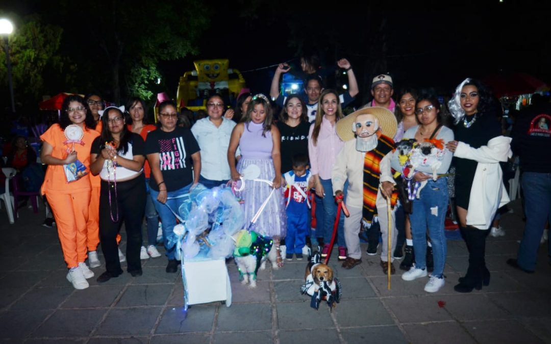 Ganan Benny y Chachita el perrorífico concurso de mascotas disfrazadas del primer Festival del Día de Muertos