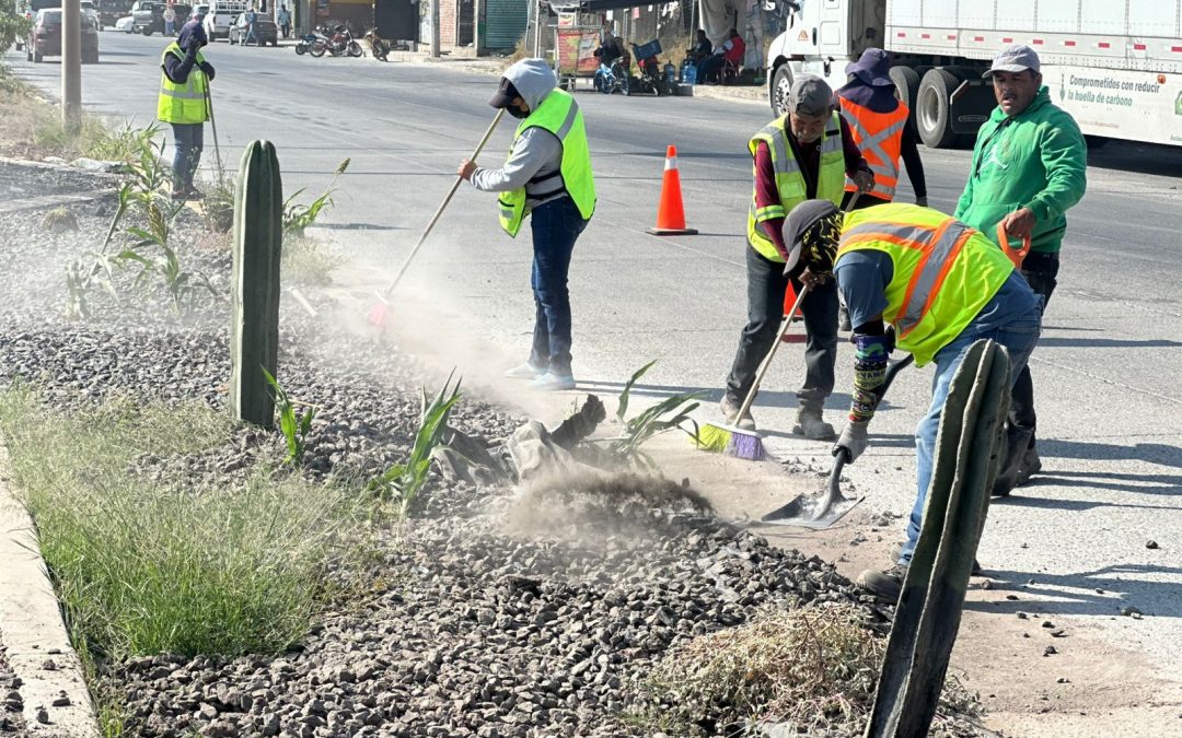 Pasan escoba y recogedor por el bulevar Emiliano Zapata