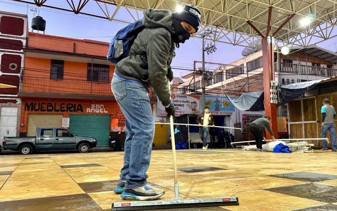 Le dan otra lavada a la explanada del mercado Victoria