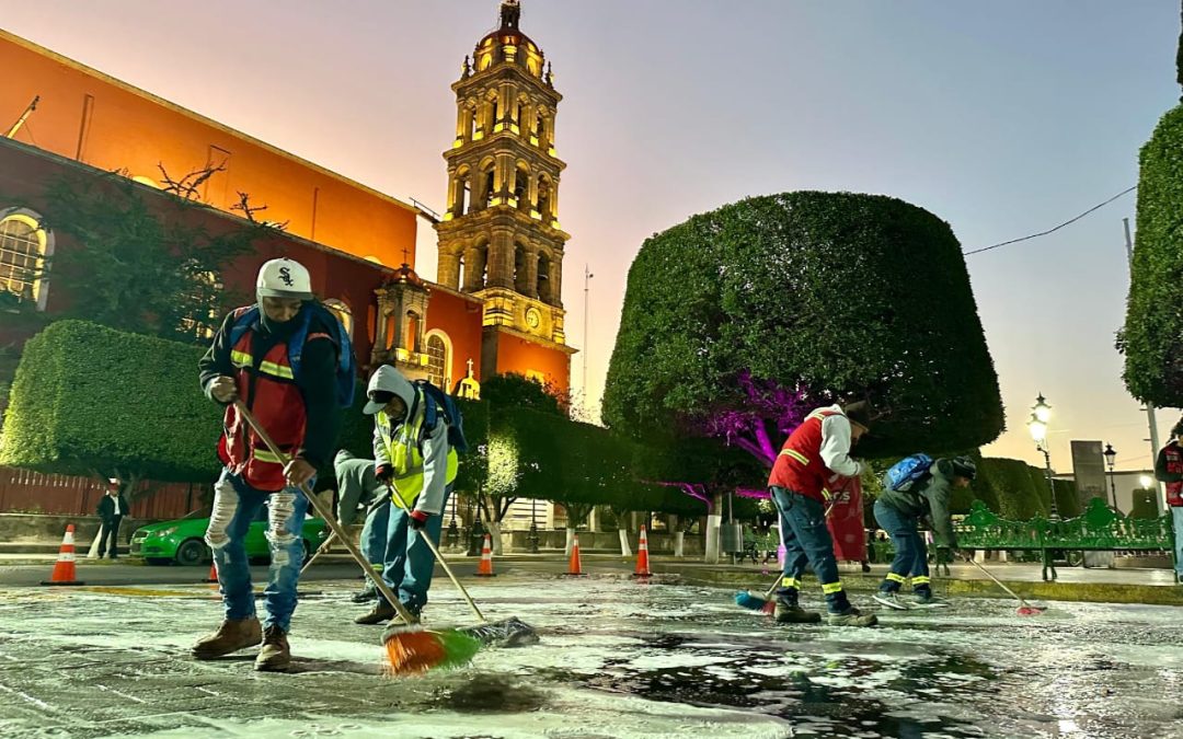 Madruga la brigada de Servicios Públicos para lavar la zona peatonal y los alrededores del jardín principal