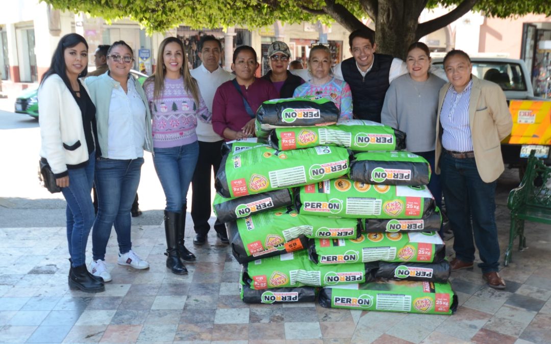 Dona Melanie 500 kilogramos de alimento para lomitos en situación de calle