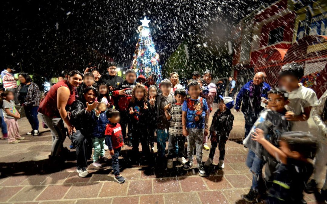 ¡Qué padrísima nevada! Viven noche mágica en la plaza Libertad