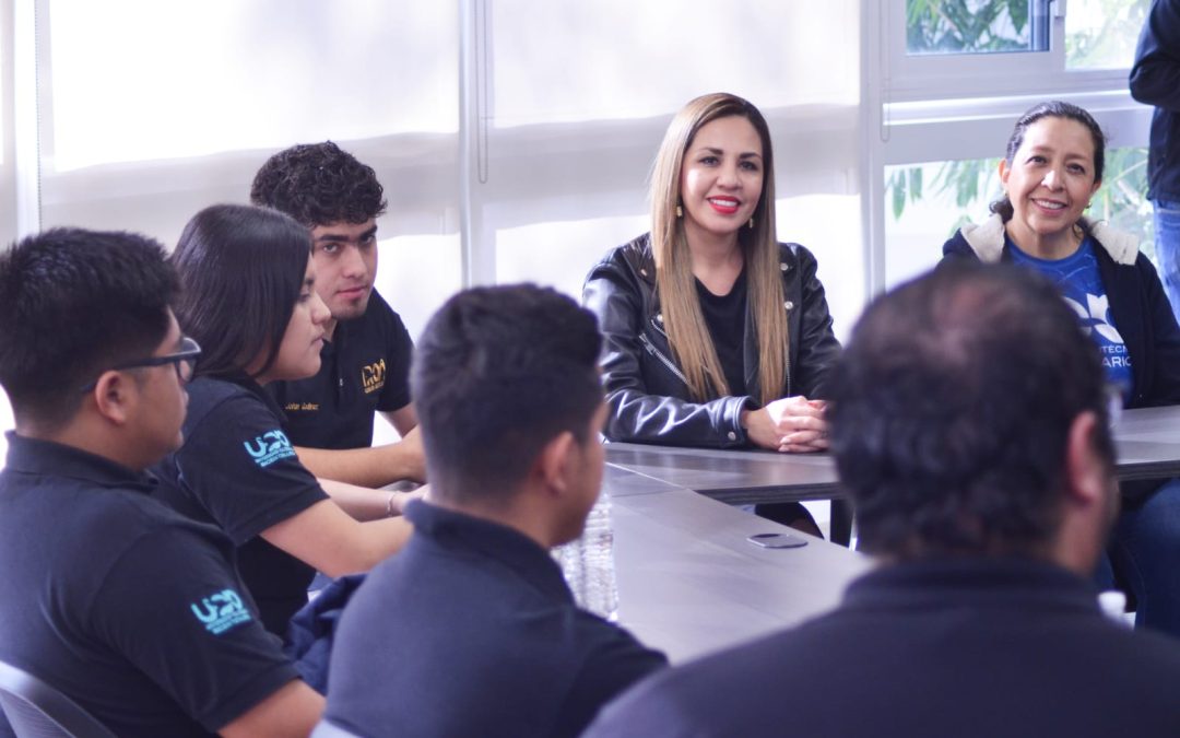 Reconoce Melanie al talento tecnológico de la UPB que parte rumbo a la India