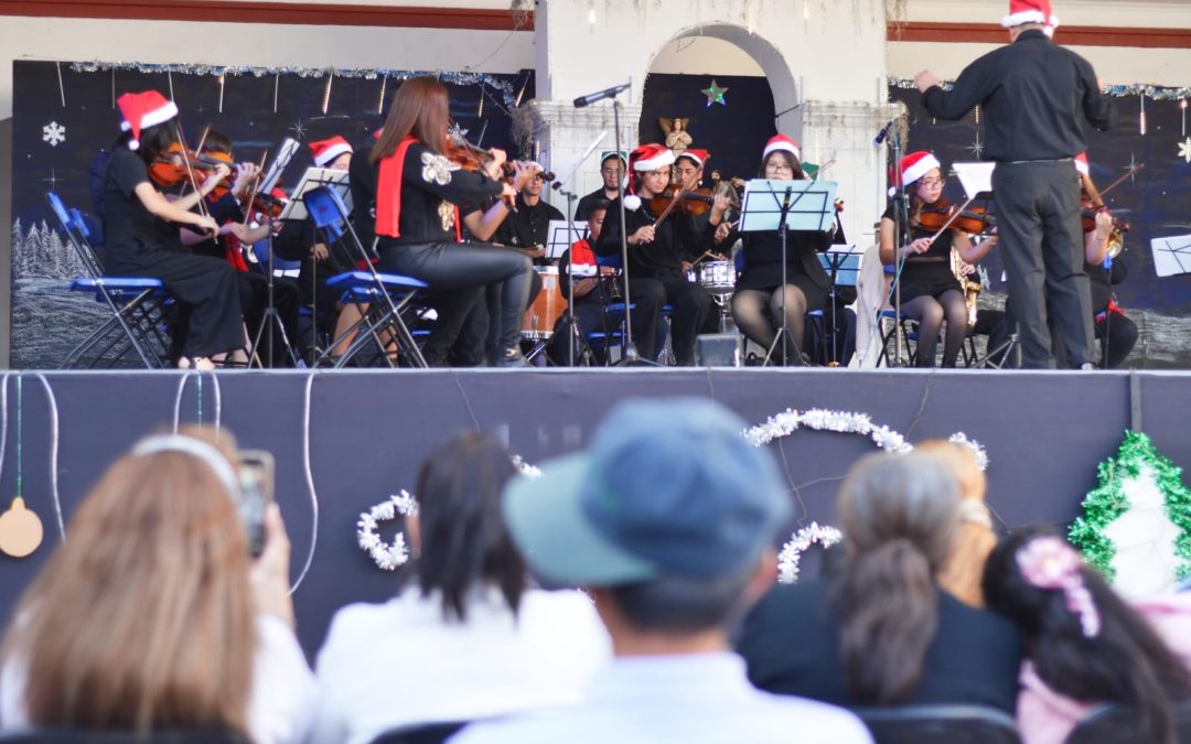 Cautiva Orquesta de Silao con el tema del «Chavo del 8» en el concierto del Festival Navideño 2024