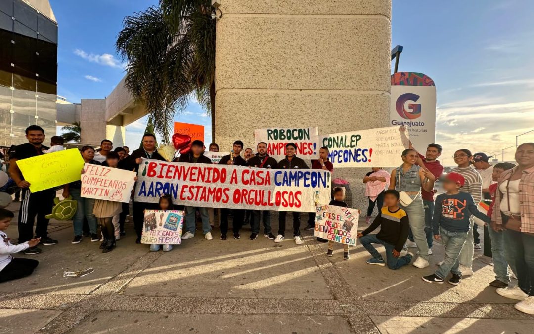 Reciben con gran festejo a campeones del CONALEP Silao en el Aeropuerto
