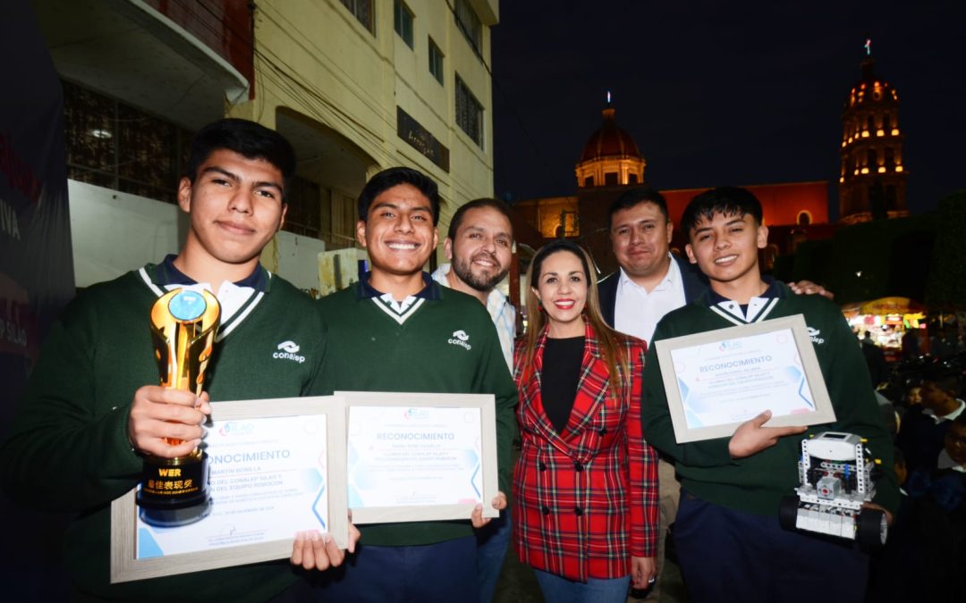 Condecora Melanie a campeones mundiales del CONALEP Silao en acto para conmemorar los 201 años de Guanajuato como estado