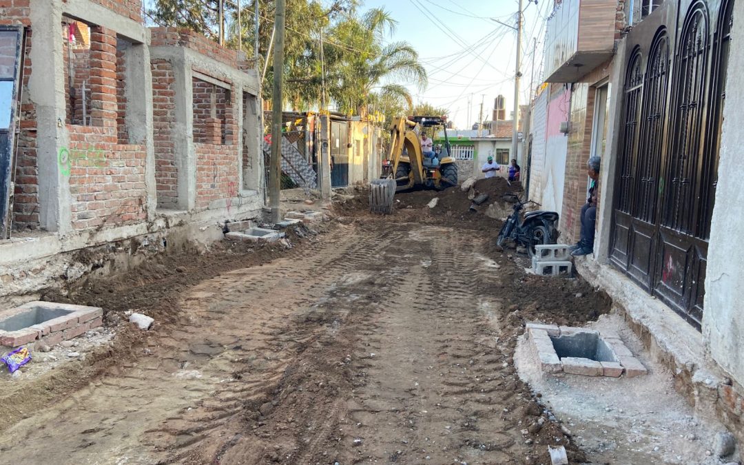 Avanza pavimentación de la calle Cuauhtémoc en la comunidad El Coecillo