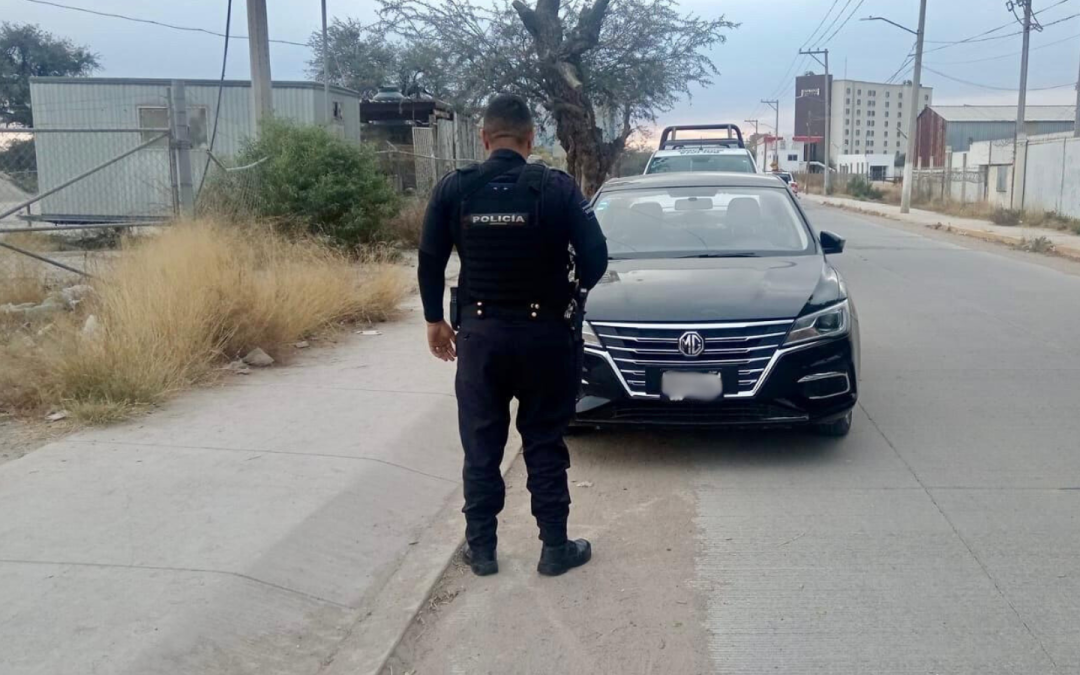 Localizan vehículo con reporte de robo cerca de Mezquite de Sotelo
