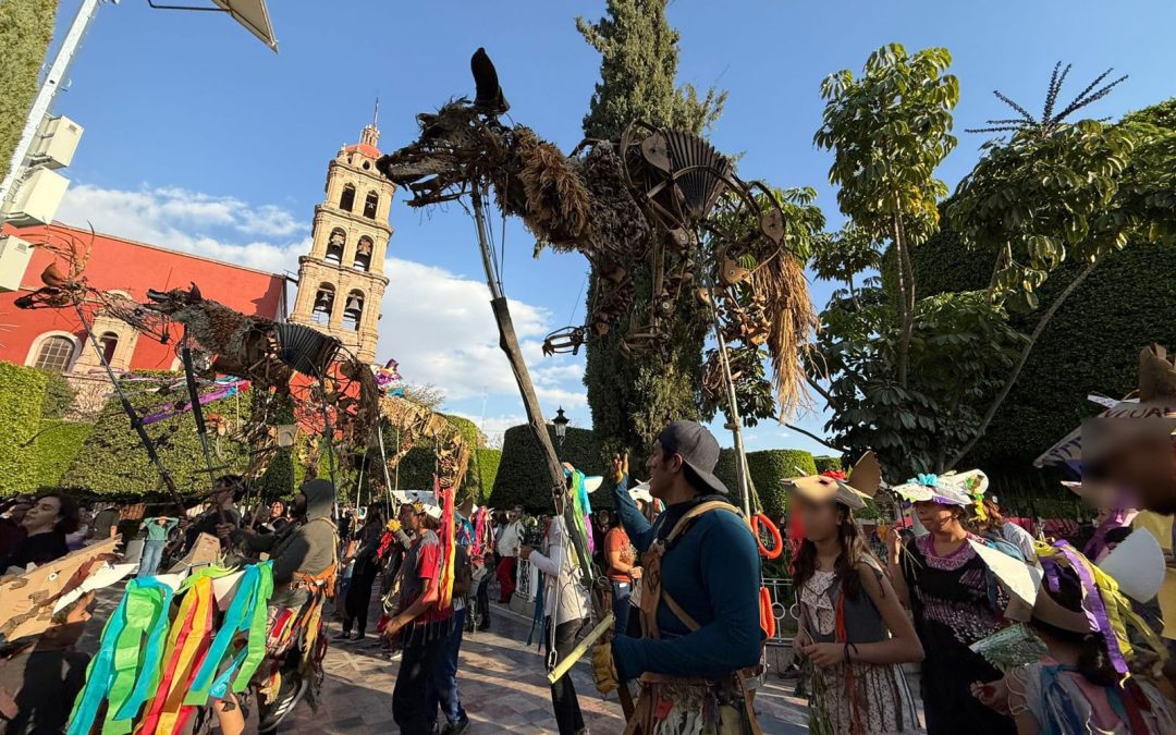 Viven festejo de títeres aéreos en las calles céntricas y el jardín de Silao