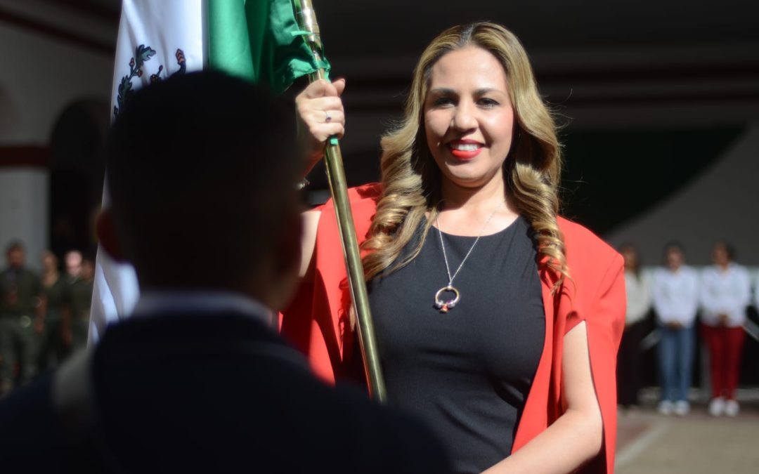 Abandera Melanie a 5 planteles educativos por el Día de la Bandera