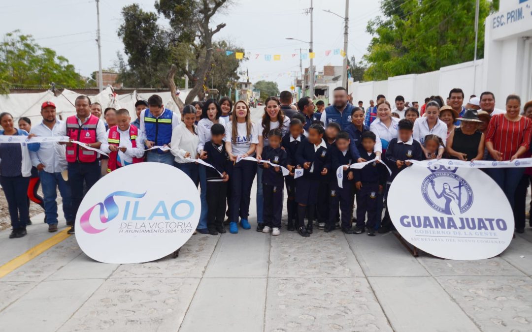 Inauguran Libia y Melanie la pavimentación de la calle principal en la comunidad El Cerrito