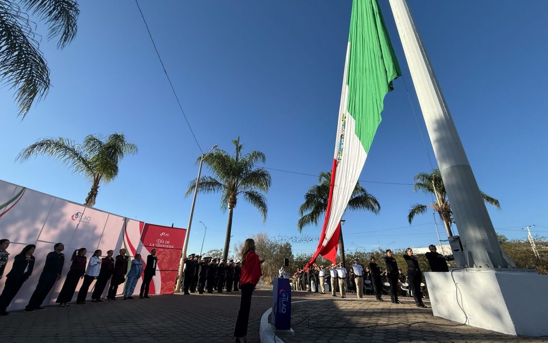 Melanie Murillo encabeza en Silao izamiento de Bandera monumental
