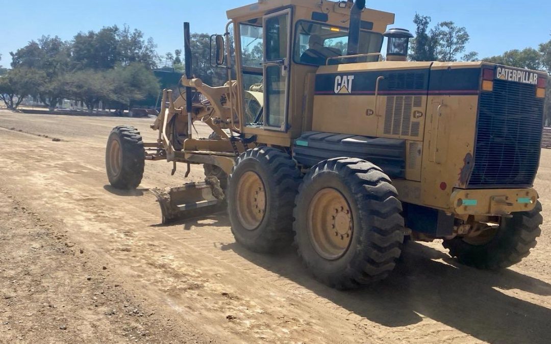 Emparejan campos de fútbol en la unidad deportiva