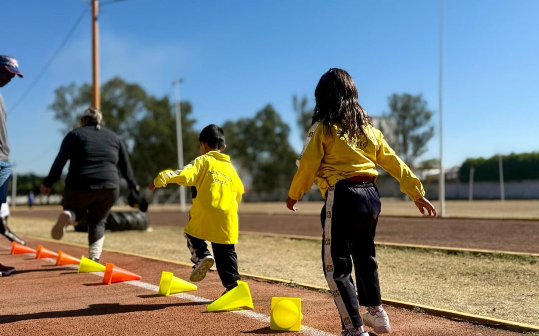 Disfrutan ‘peques’ del circuito de ejercicios y dinámicas en la unidad deportiva