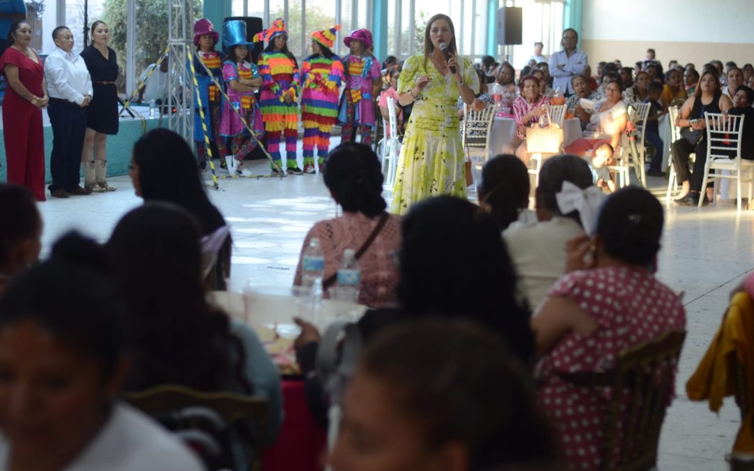 Celebran a las mamás con todo el corazón