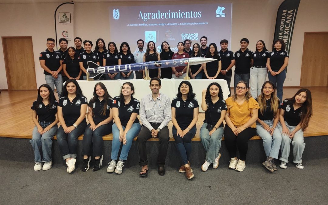 Presenta Kondakova su cohete Nahui ante la alcaldesa Melanie Murillo