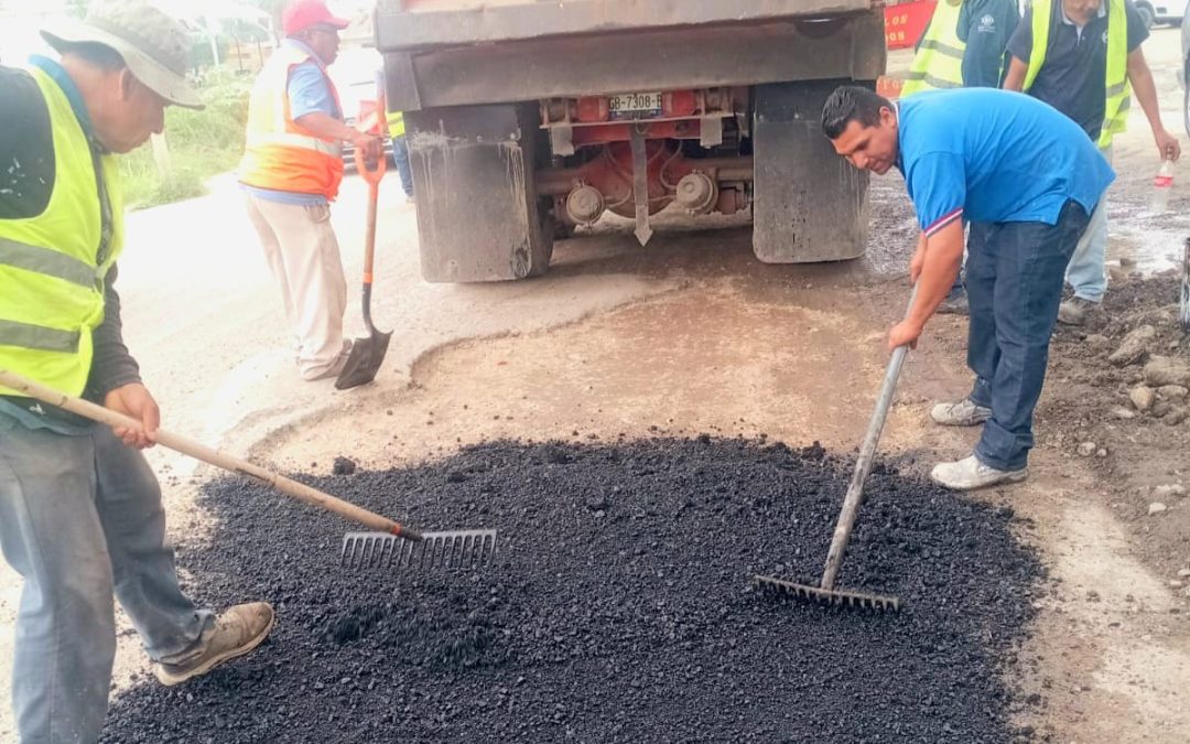 Reparan ‘Cazabaches’ tramos en el camino a Bajío de Bonillas