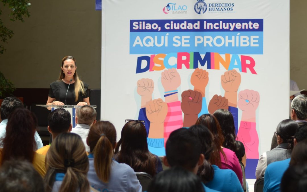 Refrenda Silao su compromiso institucional contra la discriminación; instalan señalética incluyente en edificios públicos