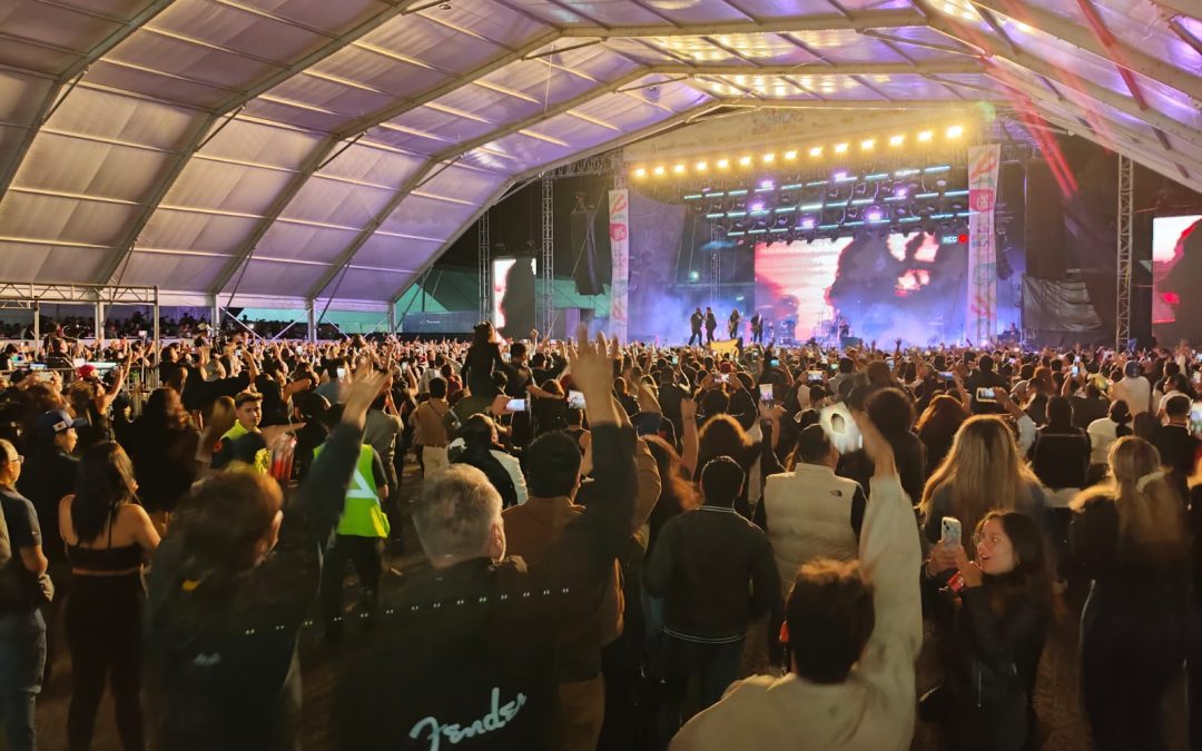 Disfrutan miles del concierto dominical de Molotov en la Feria de Silao