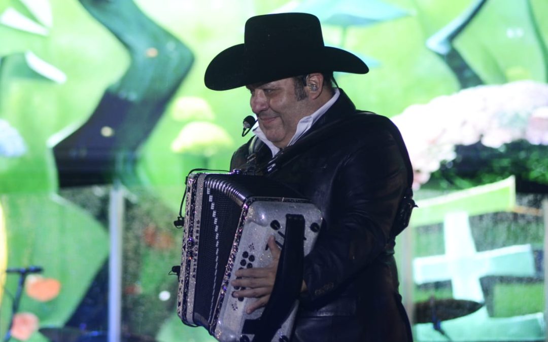 Conquista Pesado el corazón del público con lluvia de covers en la clausura de la Feria de Silao