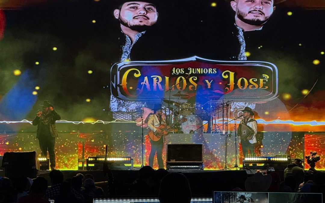 Carlos y José arman el baile con «El Pávido Návido» en el Teatro del Pueblo de Silao