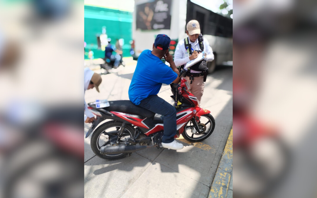 Implementan operativo ‘Casco Seguro’ en el cruce de Pino Suárez y Fundación; retiran 12 motocicletas de circulación por no portar casco ni documentos