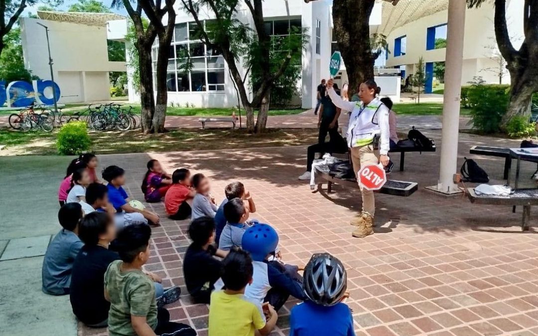 Se divierten niñas y niños en jornada de educación vial