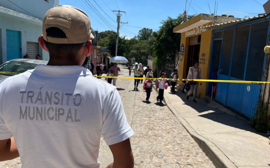 Tránsito Municipal y familias de Los Rodríguez se coordinan para garantizar flujo seguro en las inmediaciones de la escuela primaria “Ricardo Flores Magón”