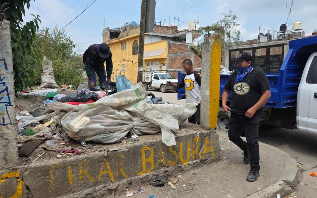 Frenan Policía Preventiva y Limpia la contaminación de lote baldío en la colonia Independencia