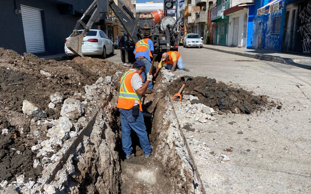 Avanzan trabajos de rehabilitación en el drenaje sanitario de la privada La Paz