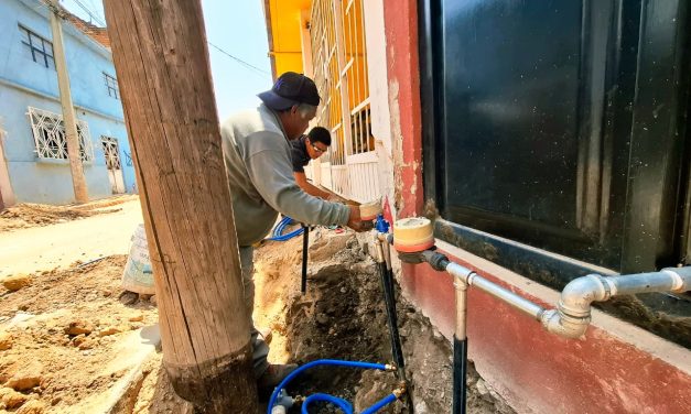Rehabilitan red de agua en el callejón del Oso y la calle Esperanza