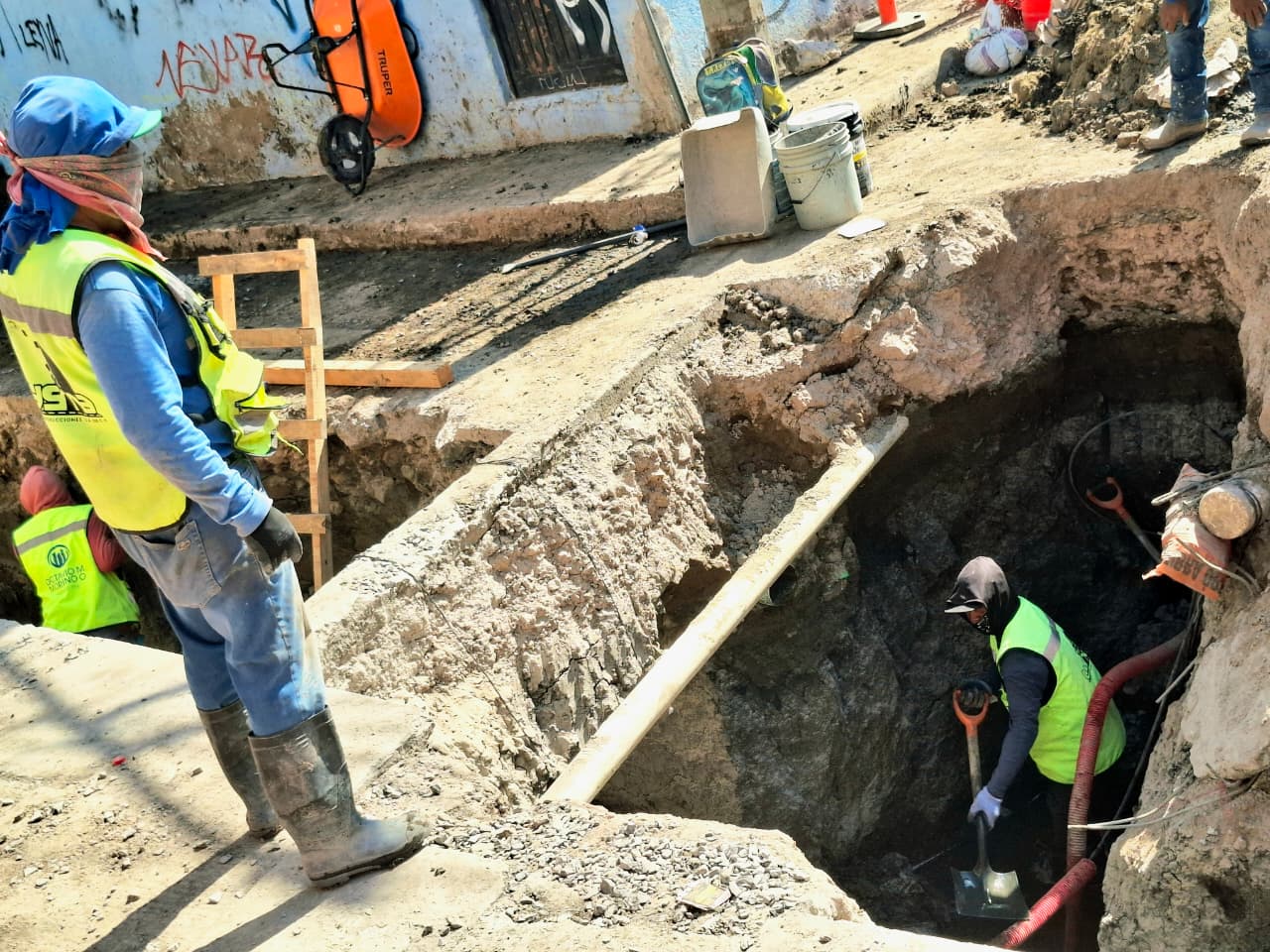 Rehabilita SAPAS el colector sanitario profundo del tramo Industria-Baillères de la calle Lucero.
