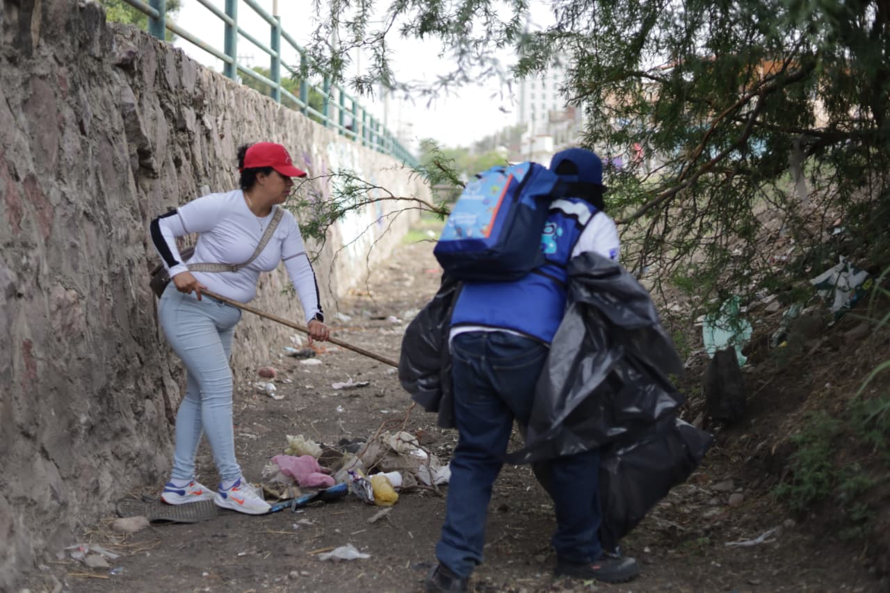Gobierno de Silao, continúa impulsando acciones a través del programa “Silao Late Limpio”, saneando y embelleciendo espacios públicos de la zona urbana y rural.