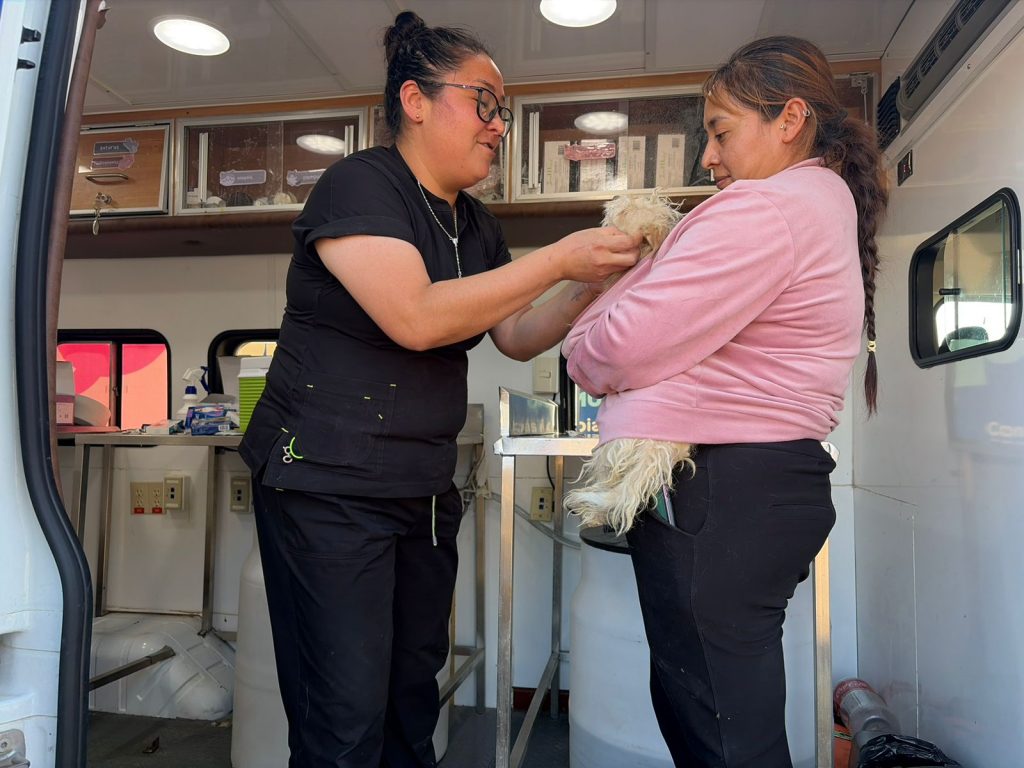 Autoridades municipales mejoran espacios comunitarios.