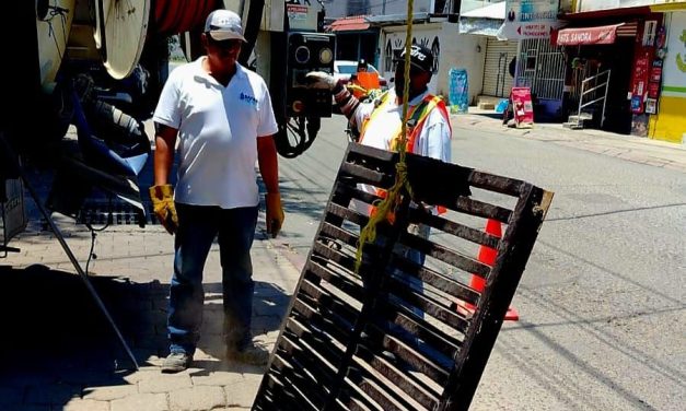 Limpia SAPAS rejillas en Valle de San José y llama a cuidar el sistema pluvial