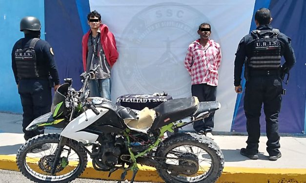 ASEGURA POLICÍA MUNICIPAL A DOS PERSONAS CON POSIBLES SUSTANCIAS ILÍCITAS Y OBJETOS PUNZOCORTANTES